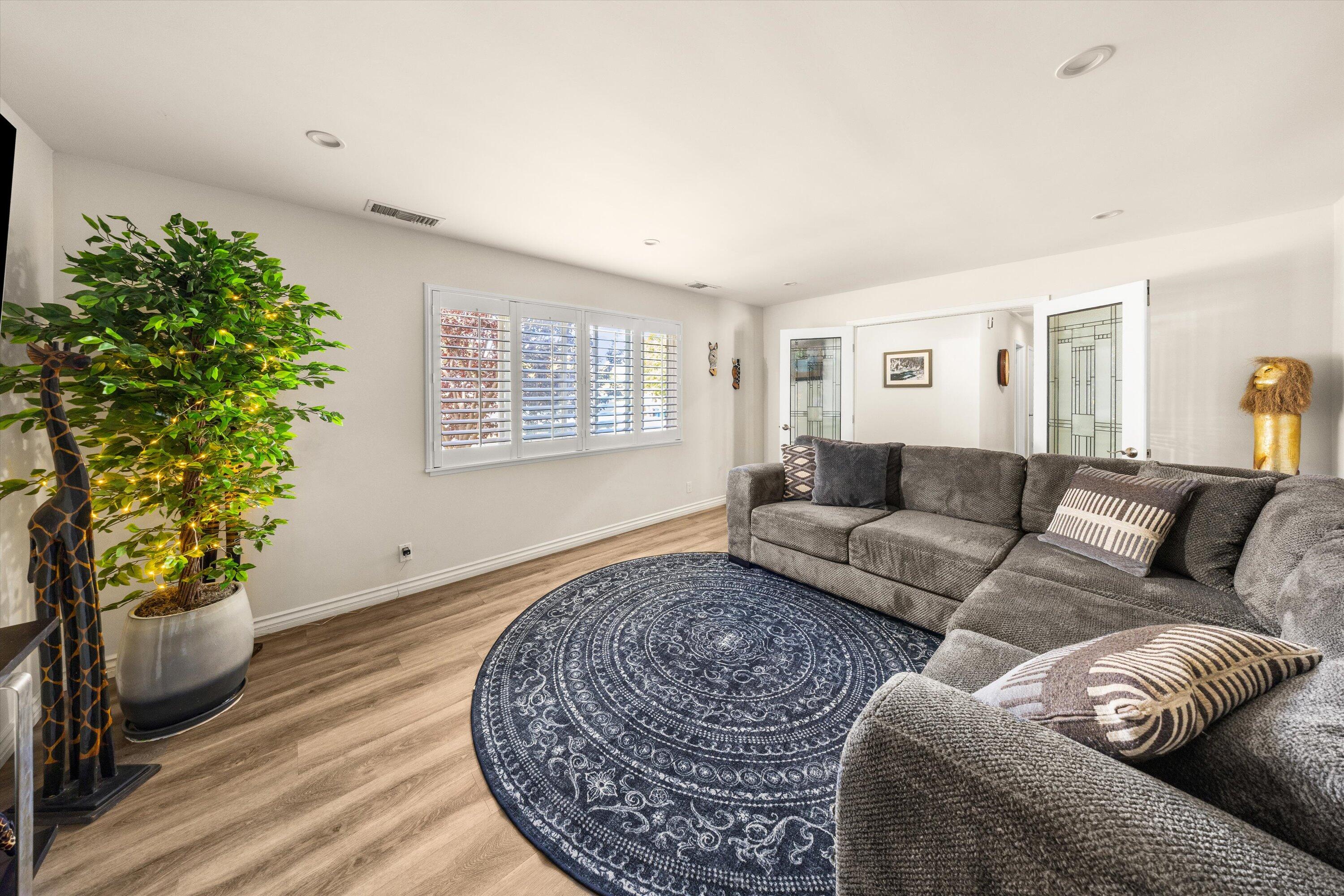 355 Glennora Way