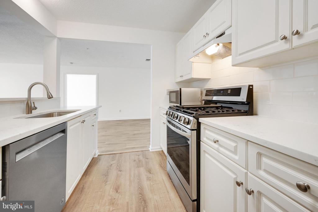 10007 VANDERBILT CIRCLE 7-6