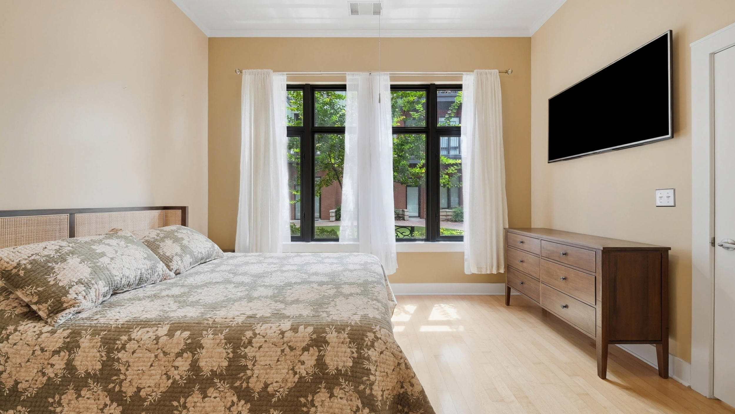129 Walnut Street, Unit 022