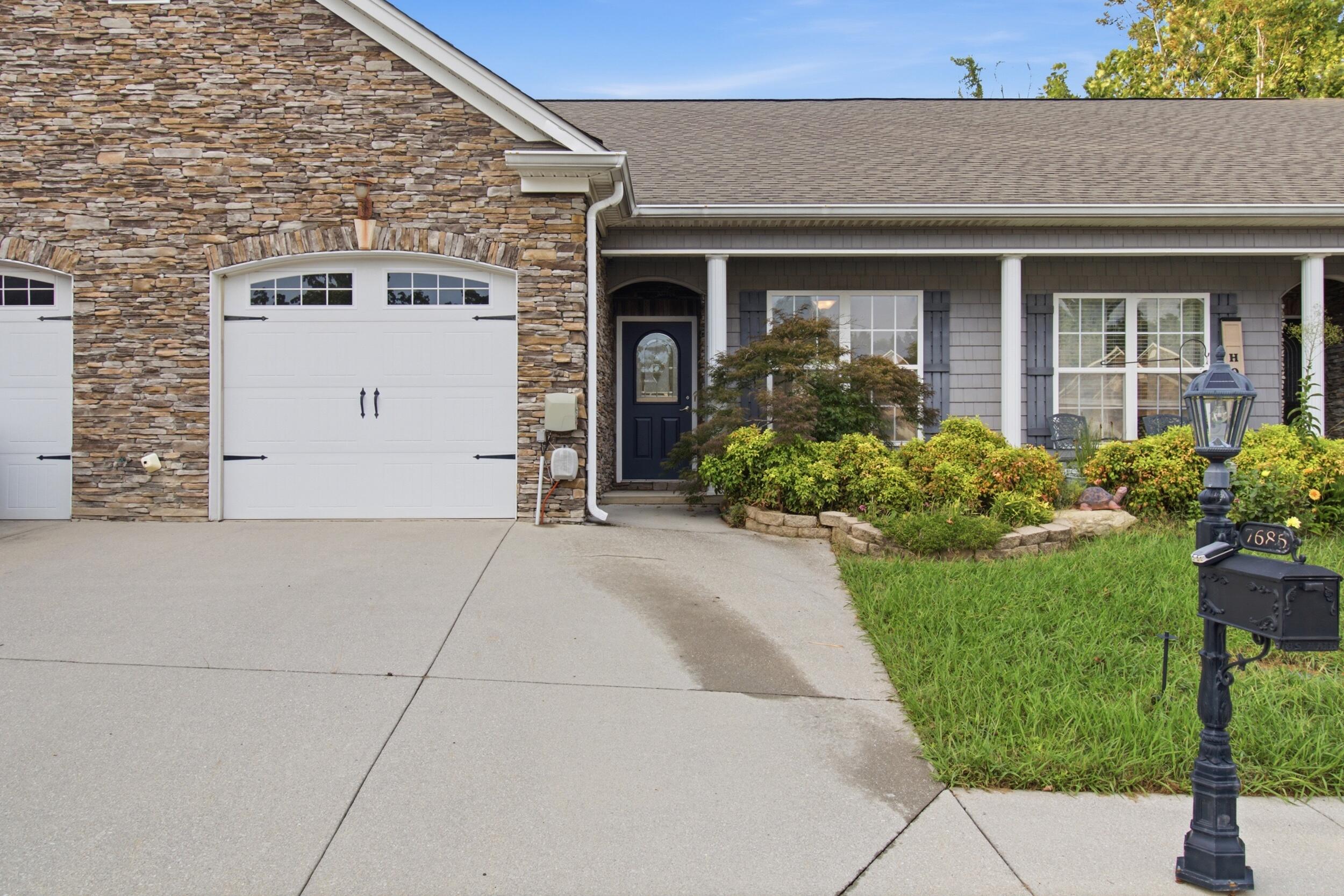 7685 Magnolia Leaf Lane