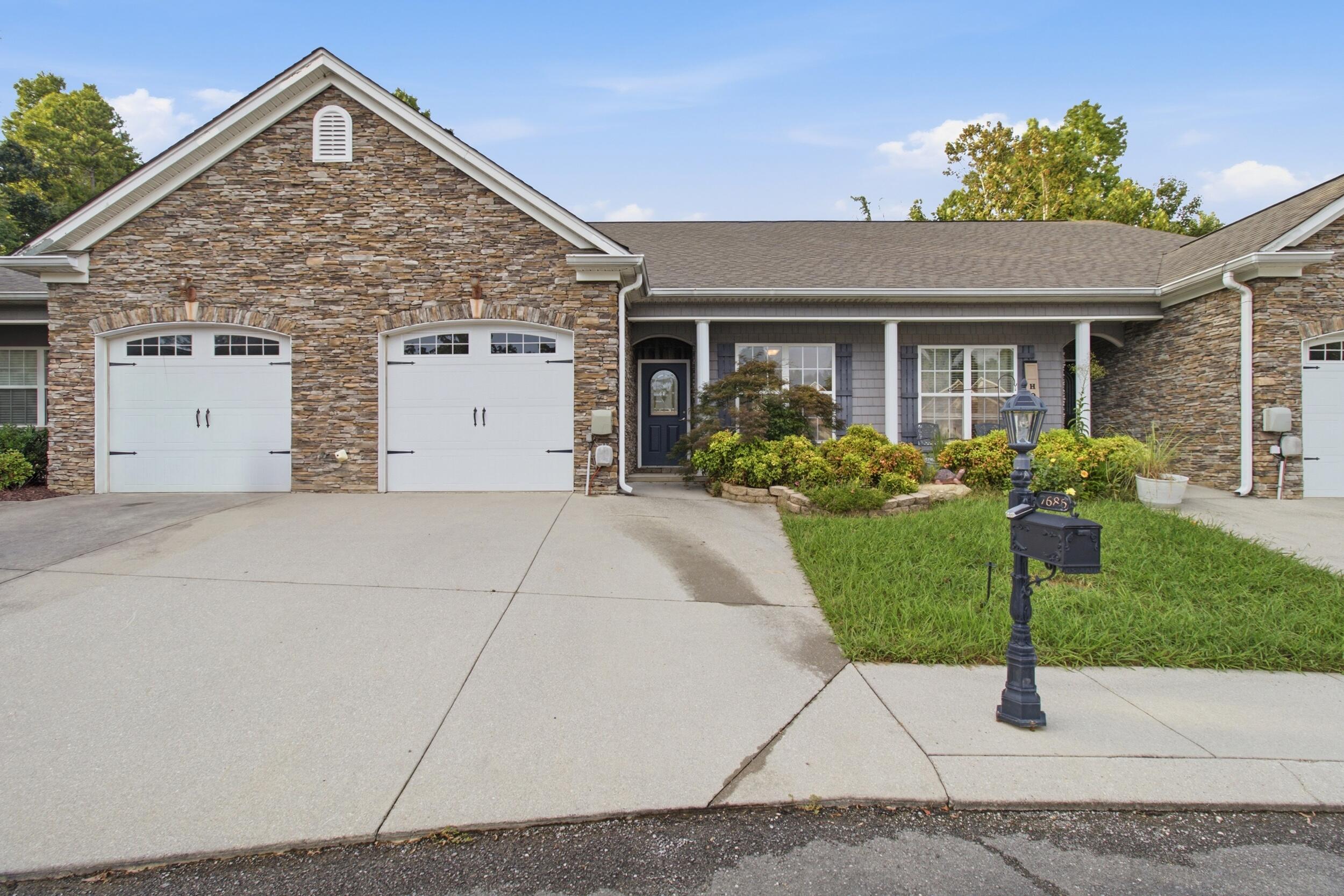 7685 Magnolia Leaf Lane