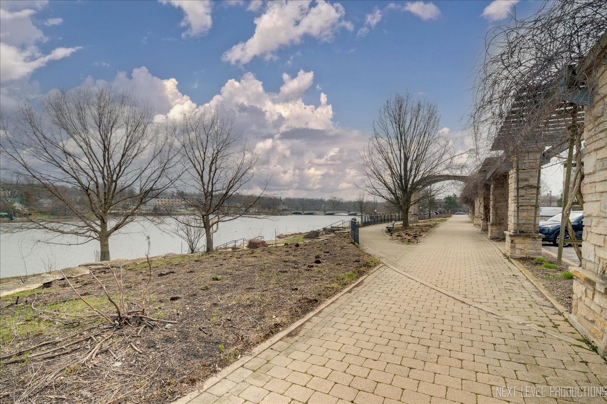 200 N River Lane Unit: 309