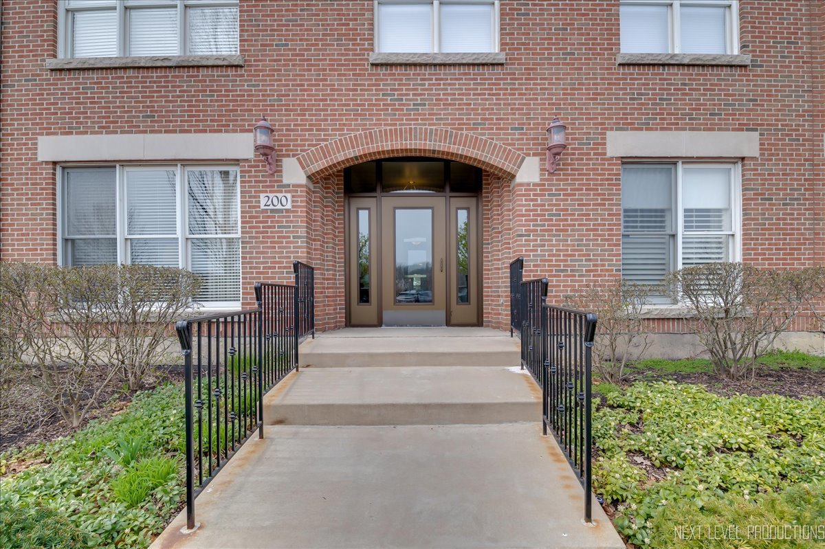 200 N River Lane Unit: 309