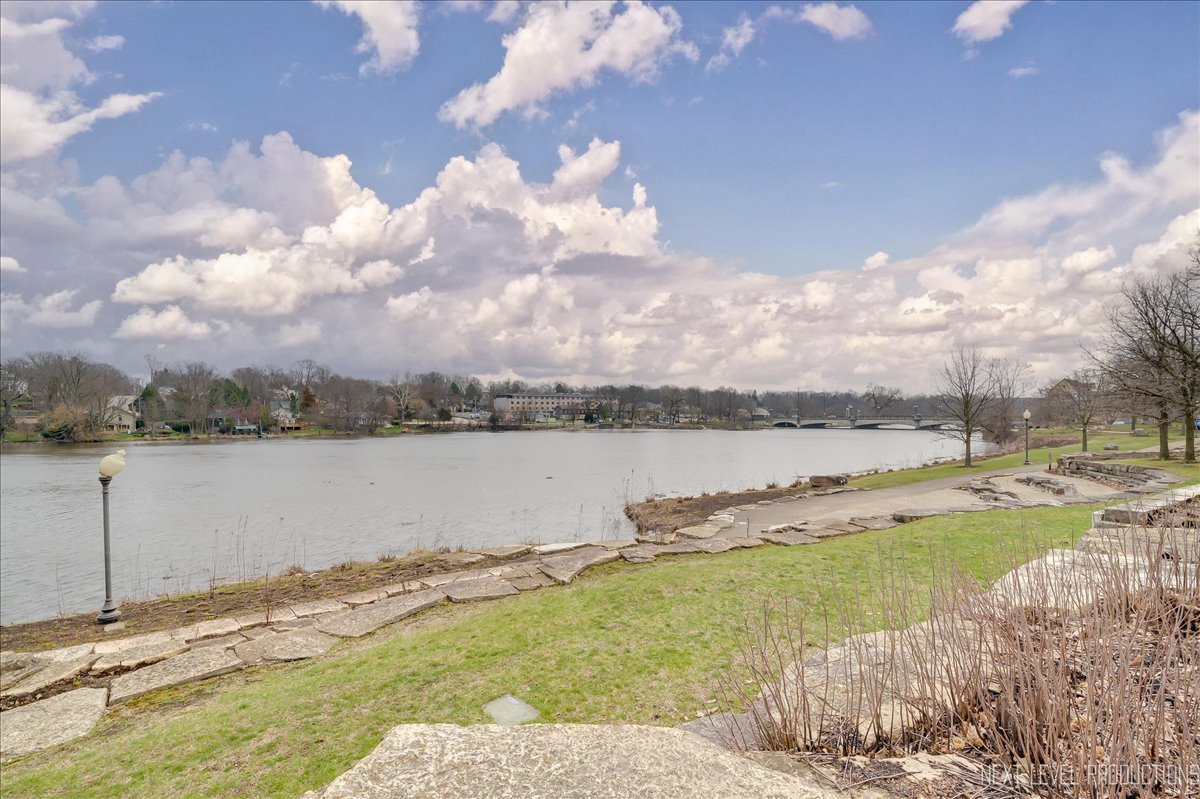 200 N River Lane Unit: 309