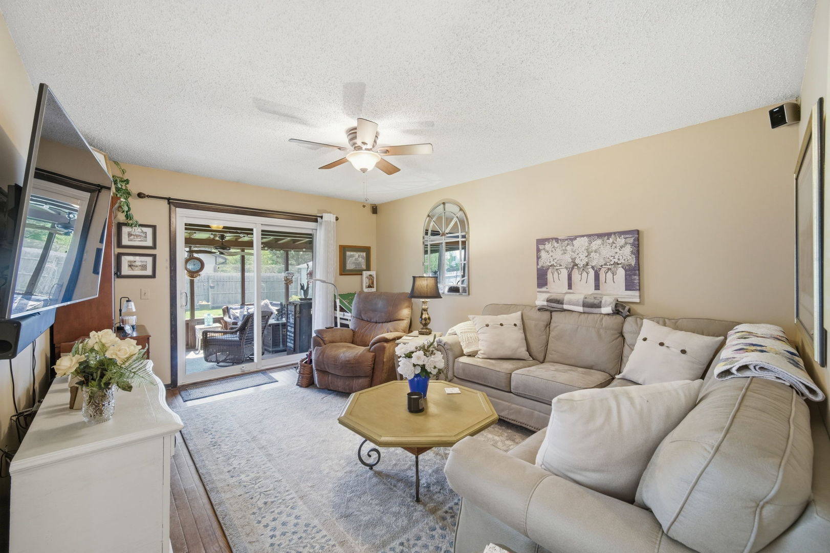 2S631 Angeline Court