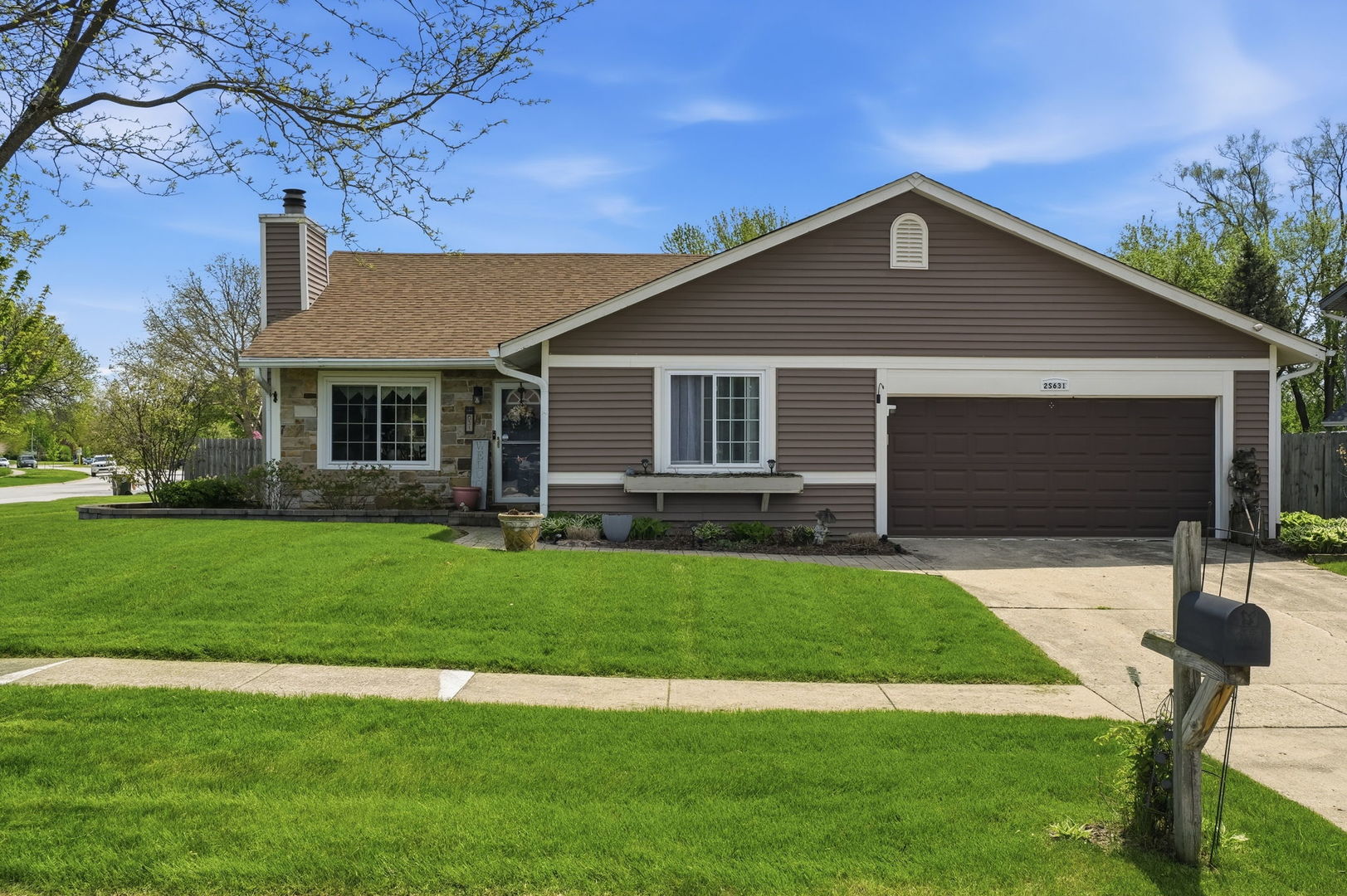 2S631 Angeline Court
