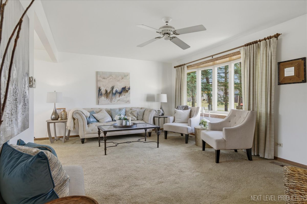 2S161 Continental Drive