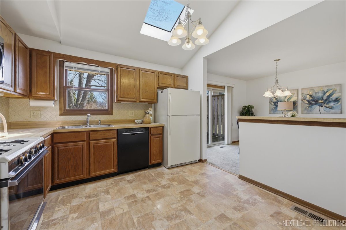 2S161 Continental Drive