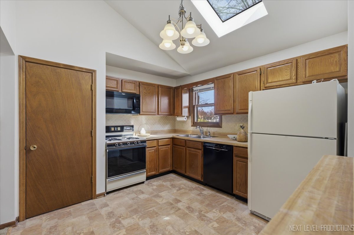 2S161 Continental Drive