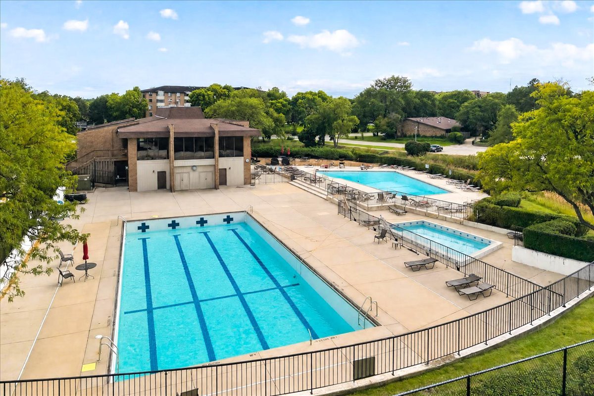 460 Raintree Court Unit: 1H
