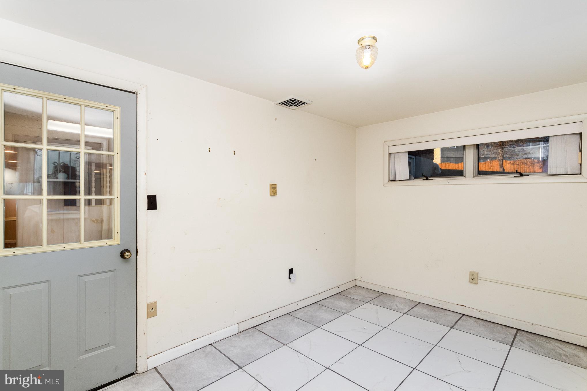 1127 S Harrisburg St