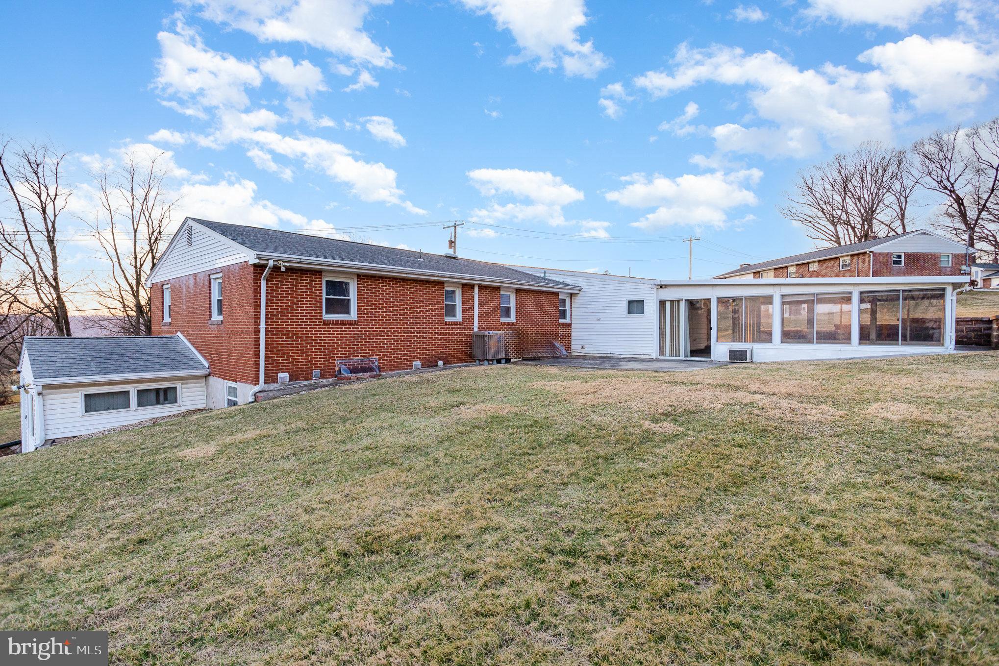 1127 S Harrisburg St