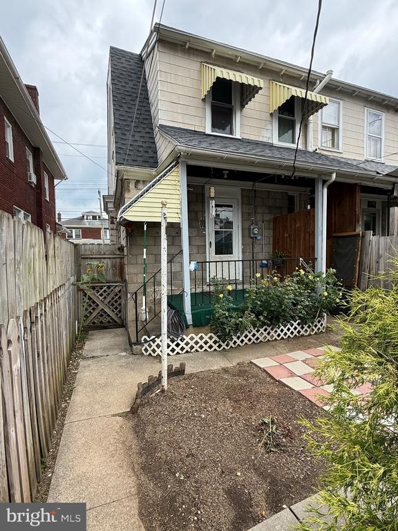 1218 W King St