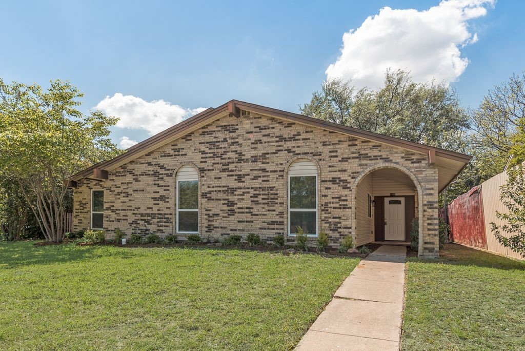1309 Meandering Way