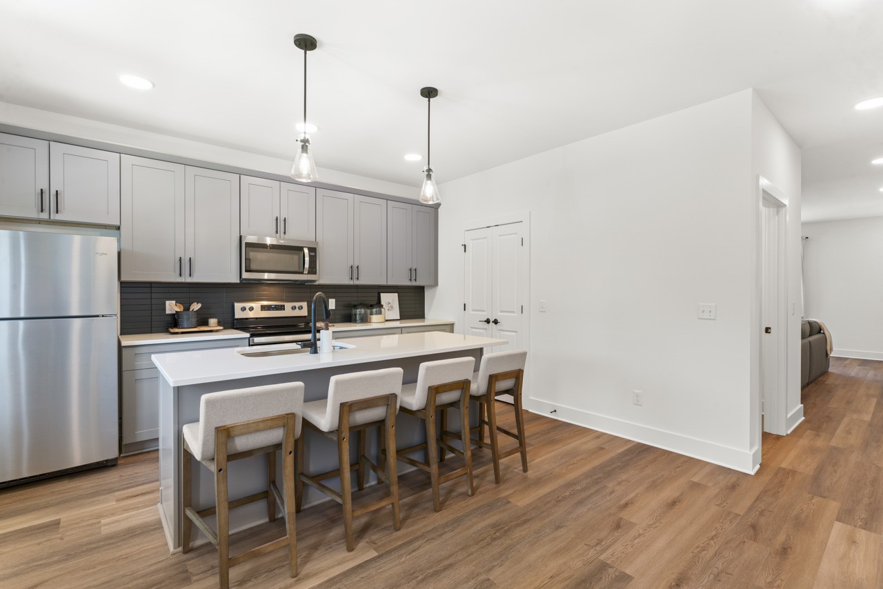 740 N DuPont Ave