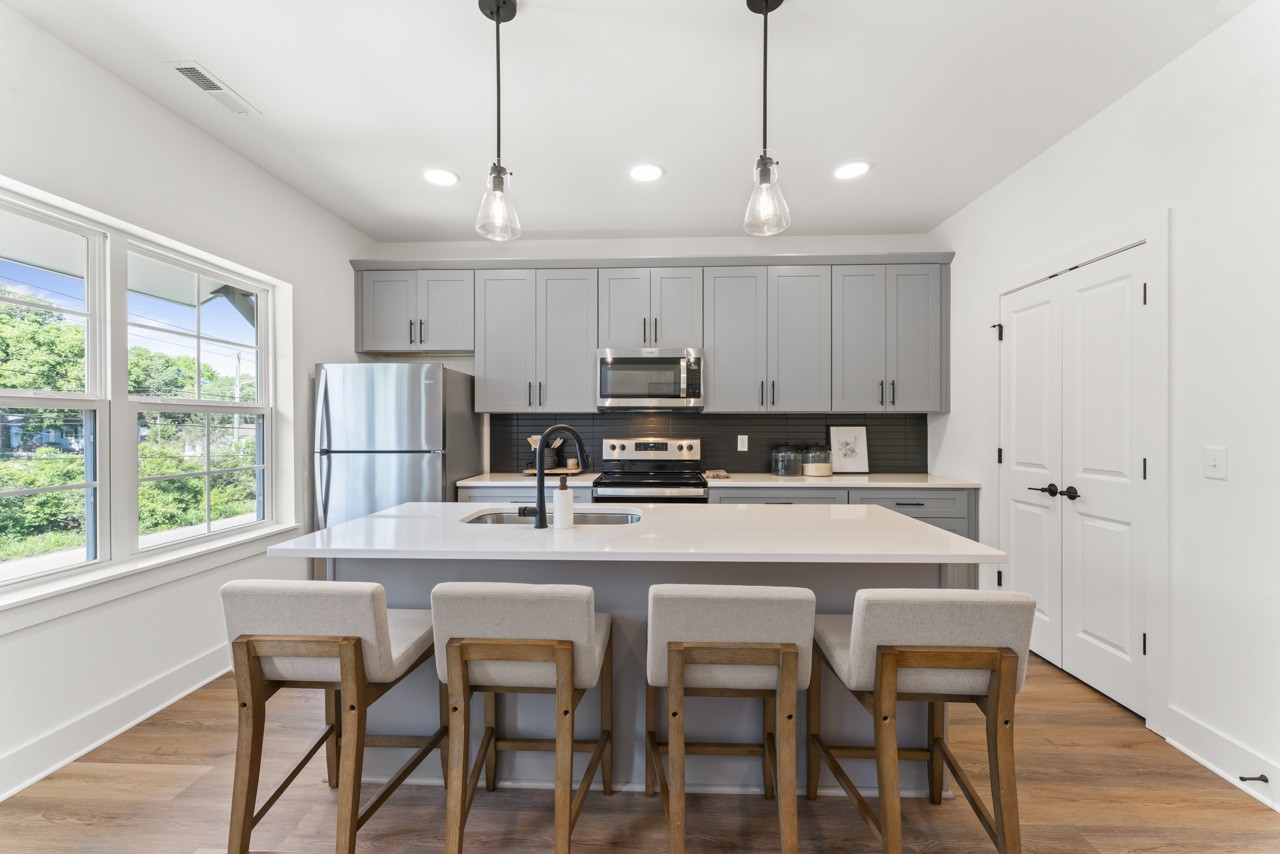 740 N DuPont Ave