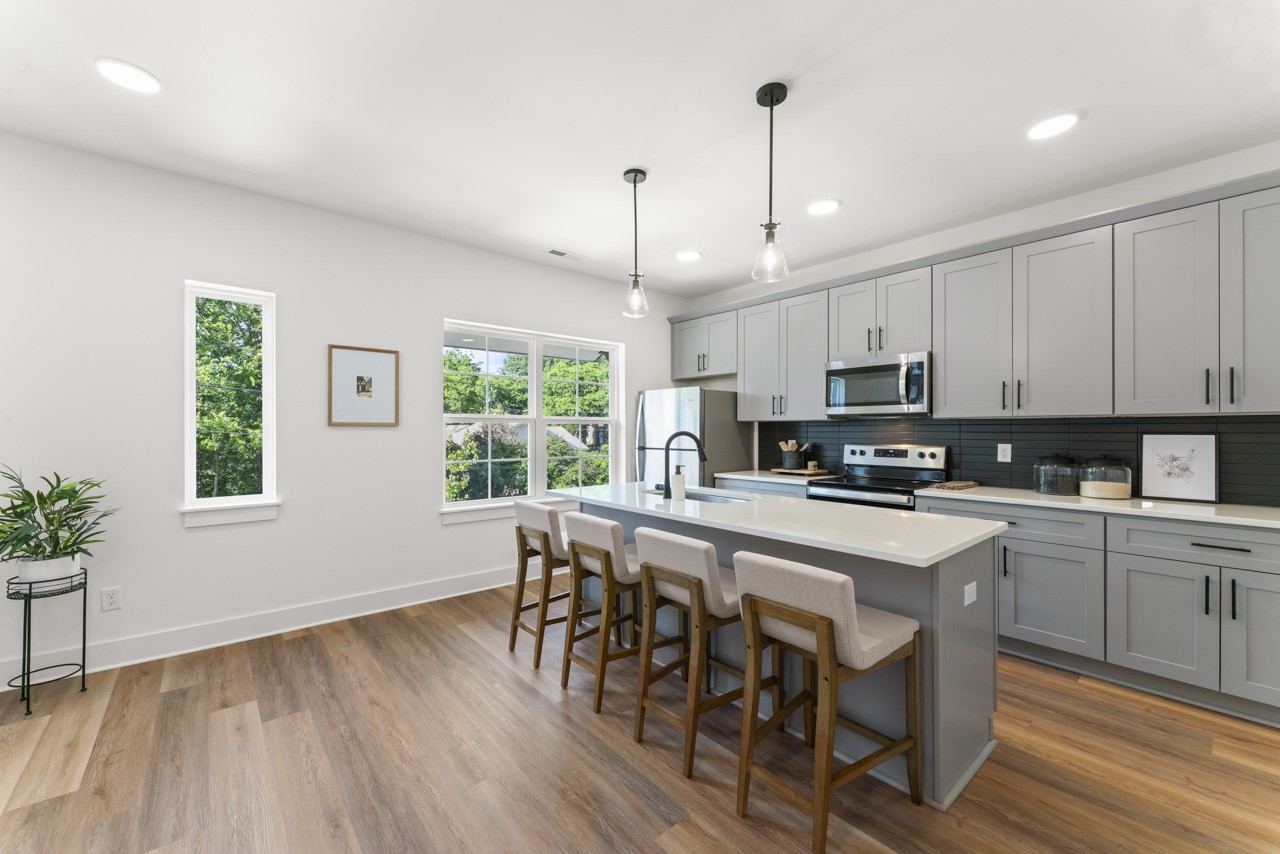 740 N DuPont Ave