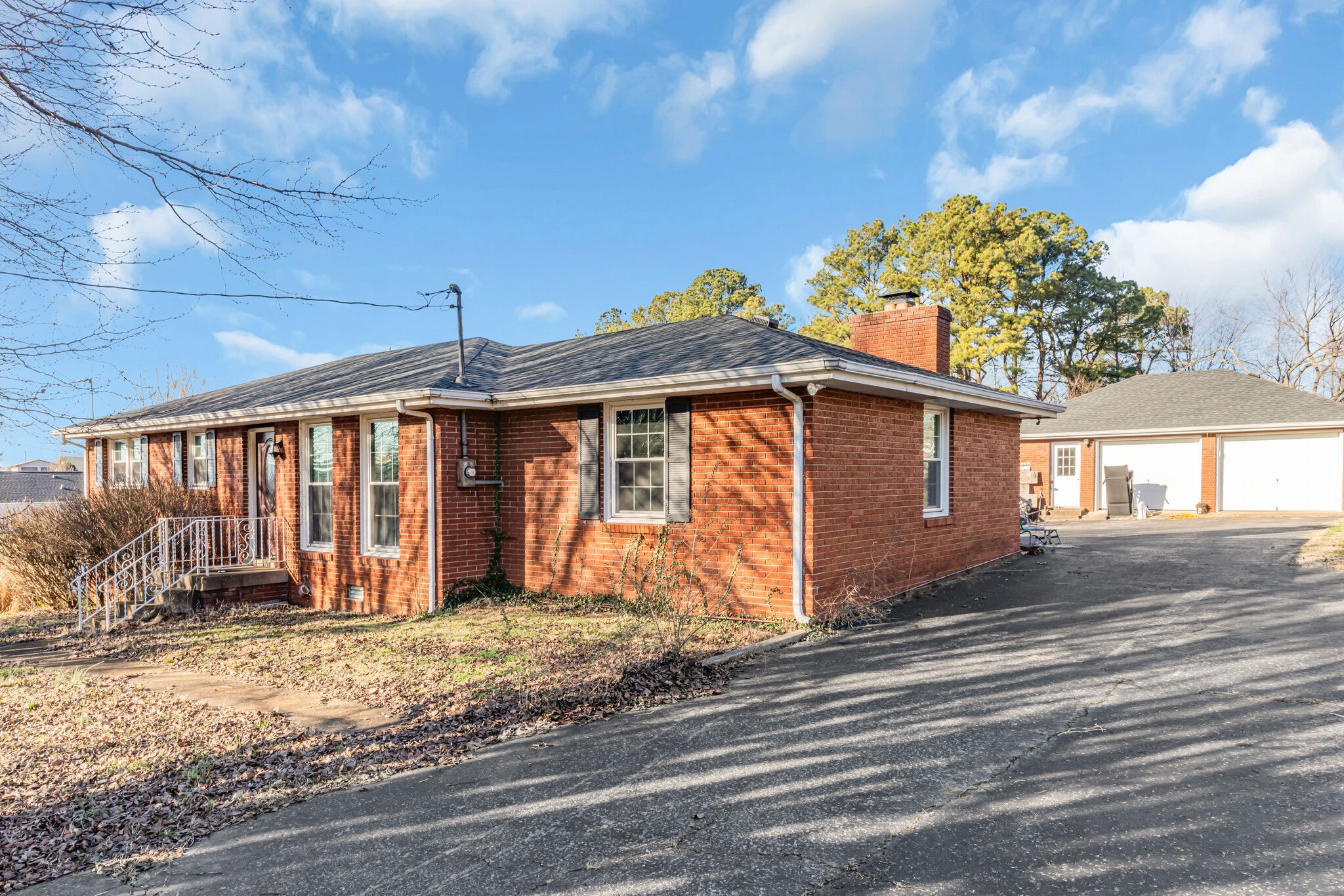 2302 Oakhurst Dr