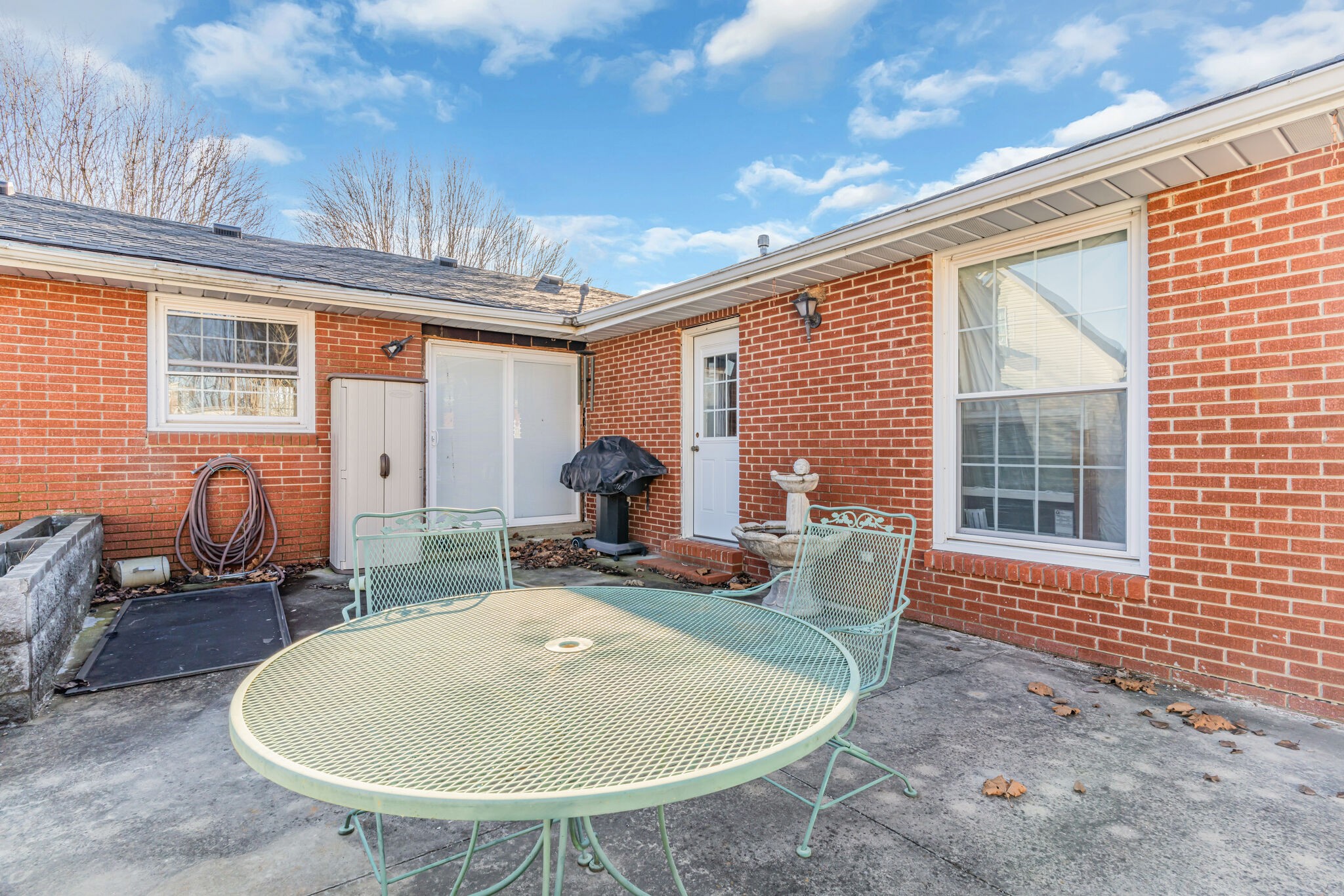 2302 Oakhurst Dr
