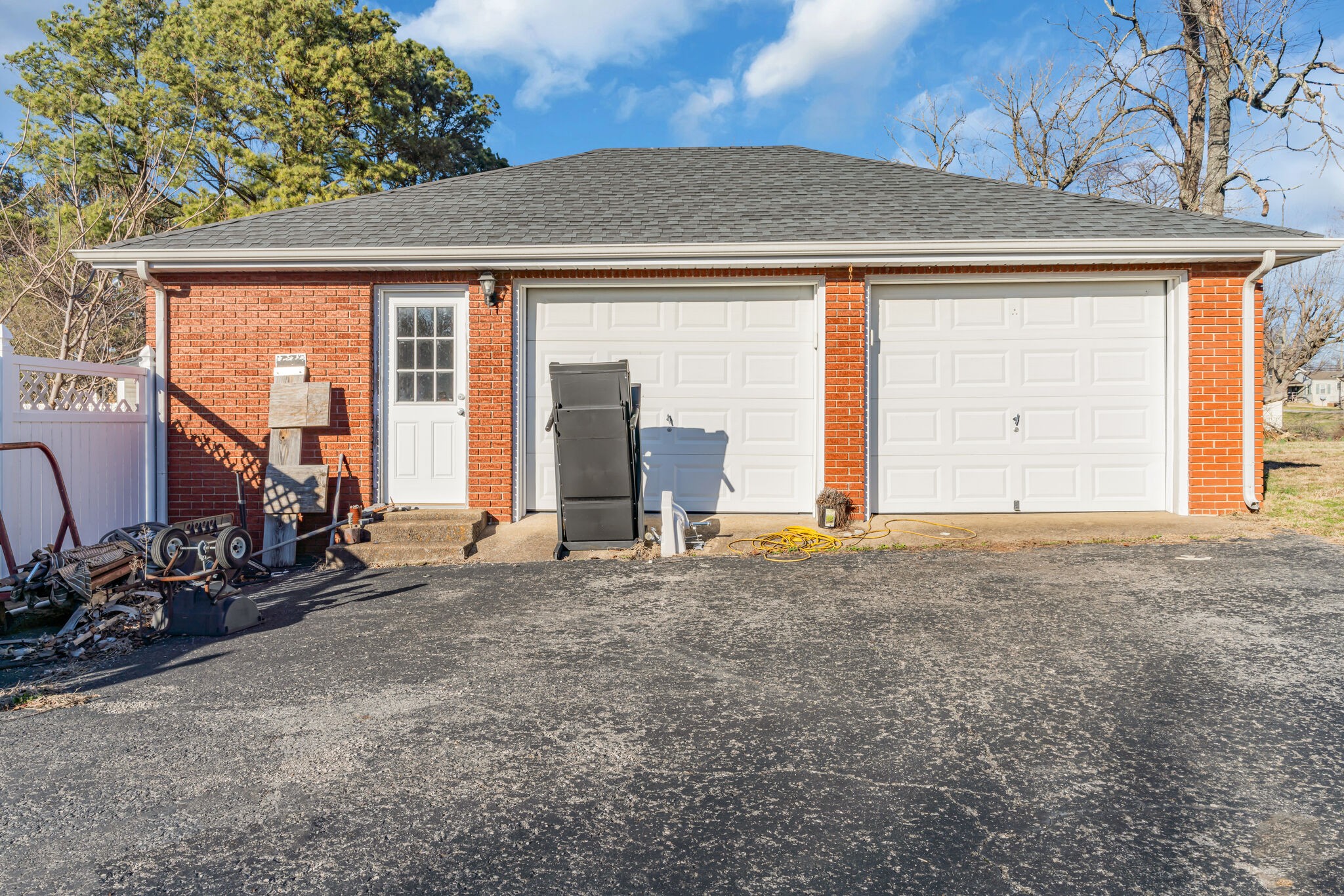 2302 Oakhurst Dr