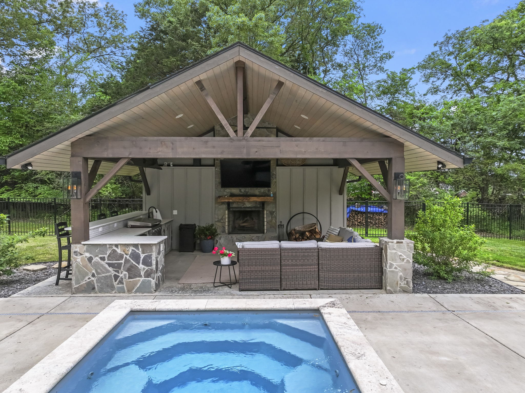 140 Blackberry Ln