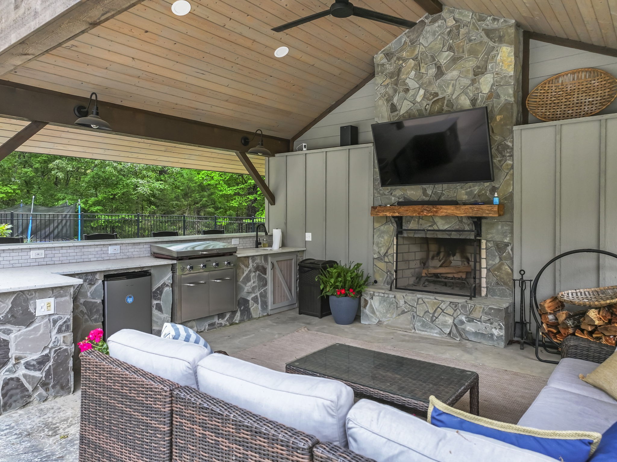 140 Blackberry Ln