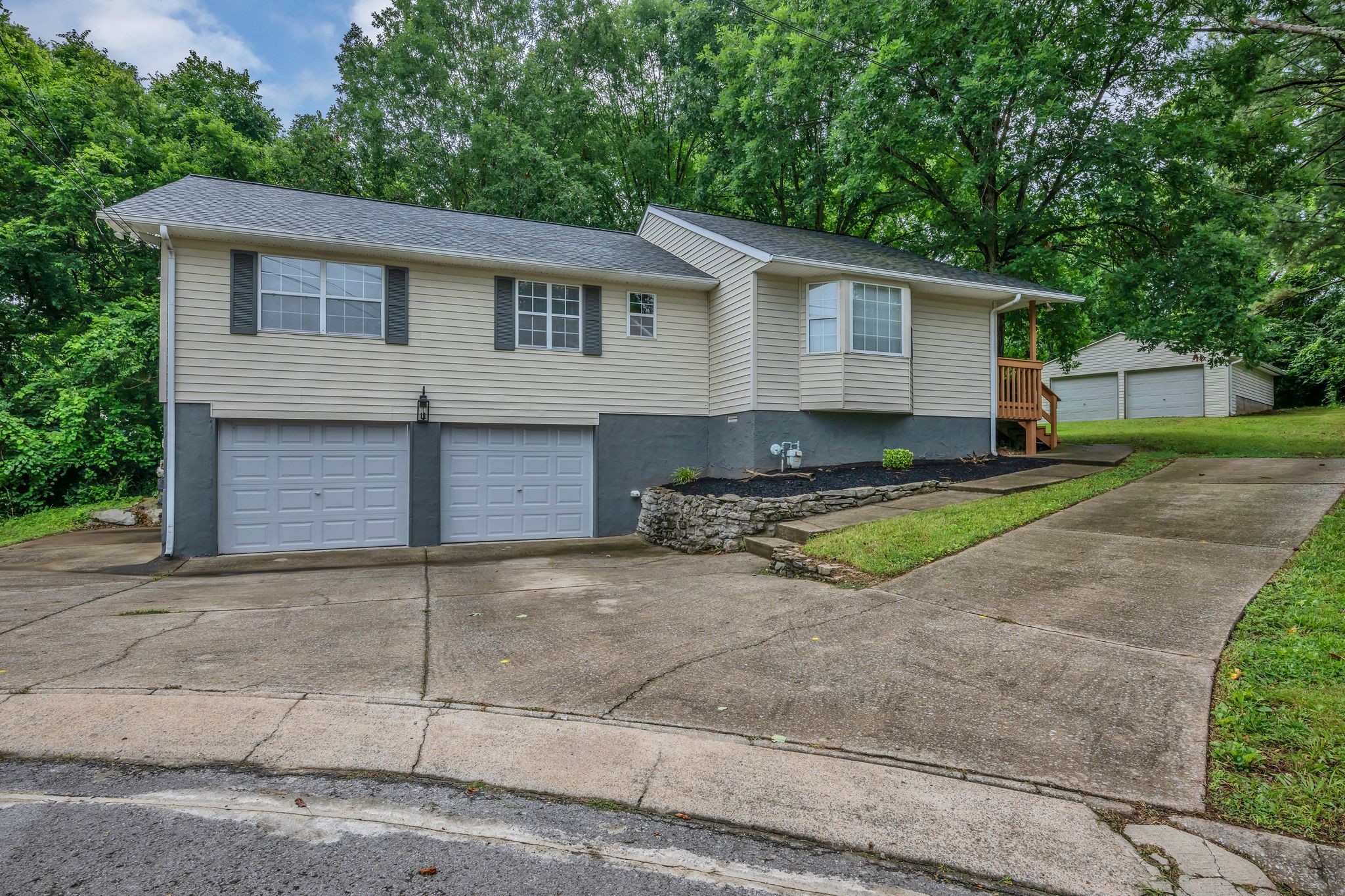2828 Airwood Dr