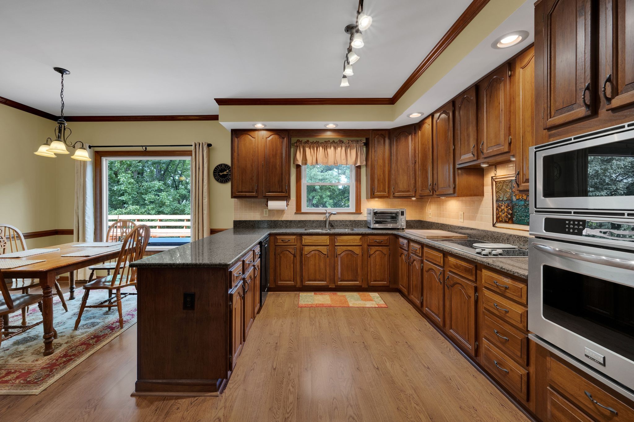 2204 Oakwood Ct