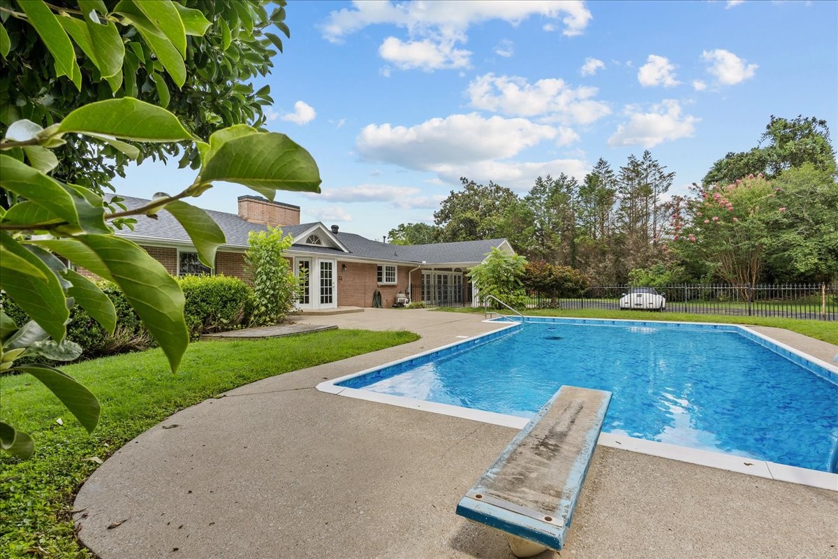 1002 Allenwood Dr