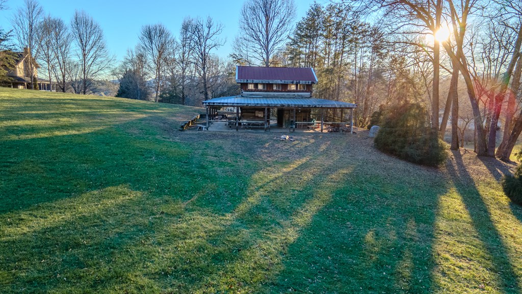 23 East Trace