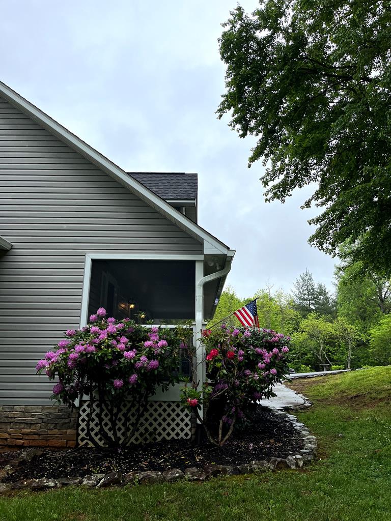 23 East Trace