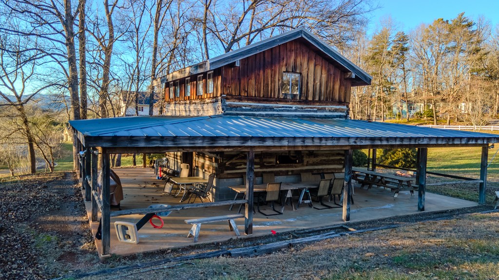 23 East Trace