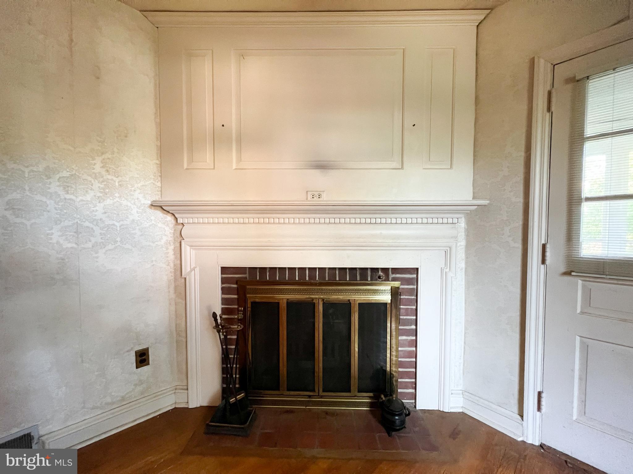 9 Riverside Dr
