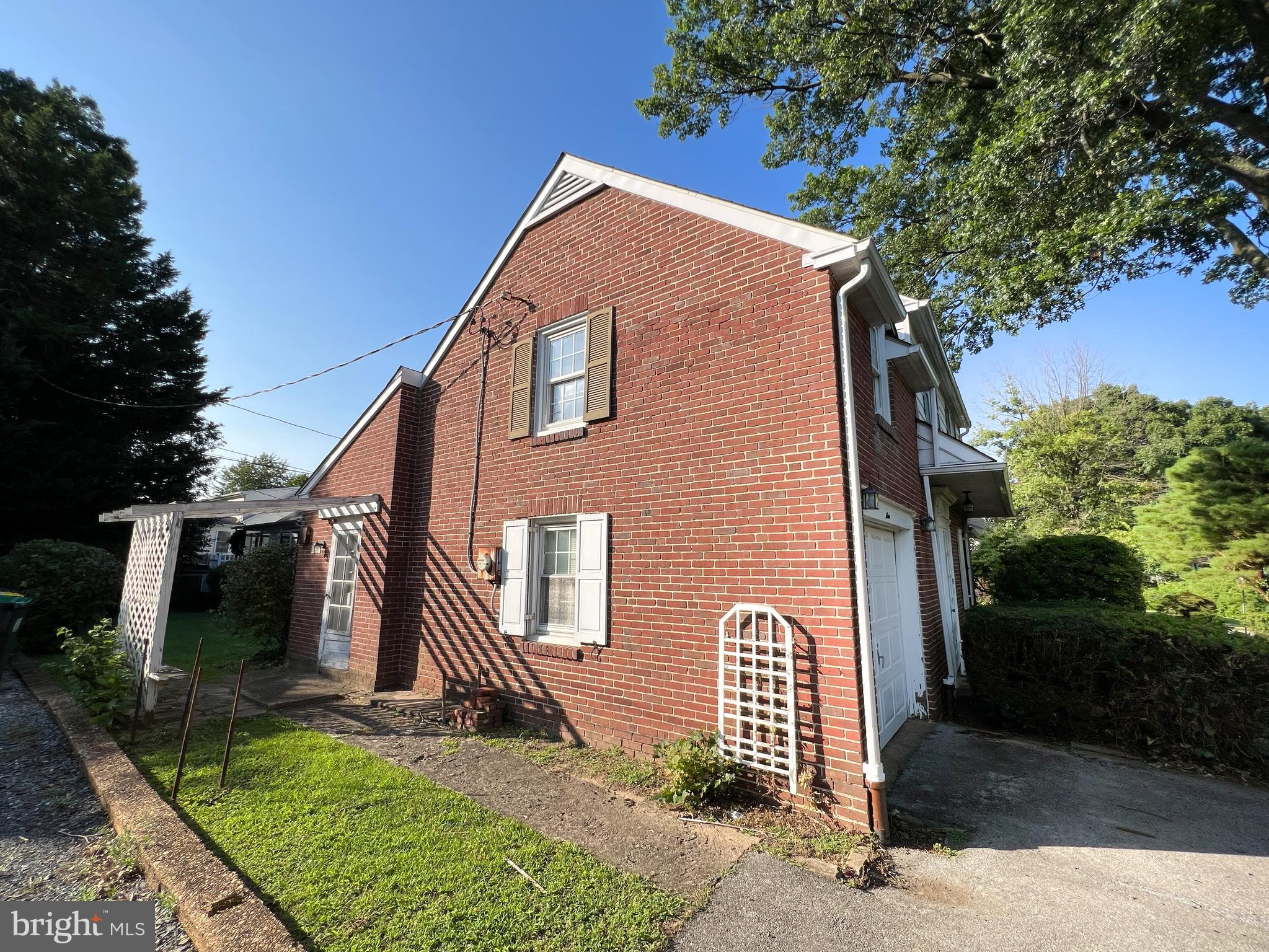 9 Riverside Dr