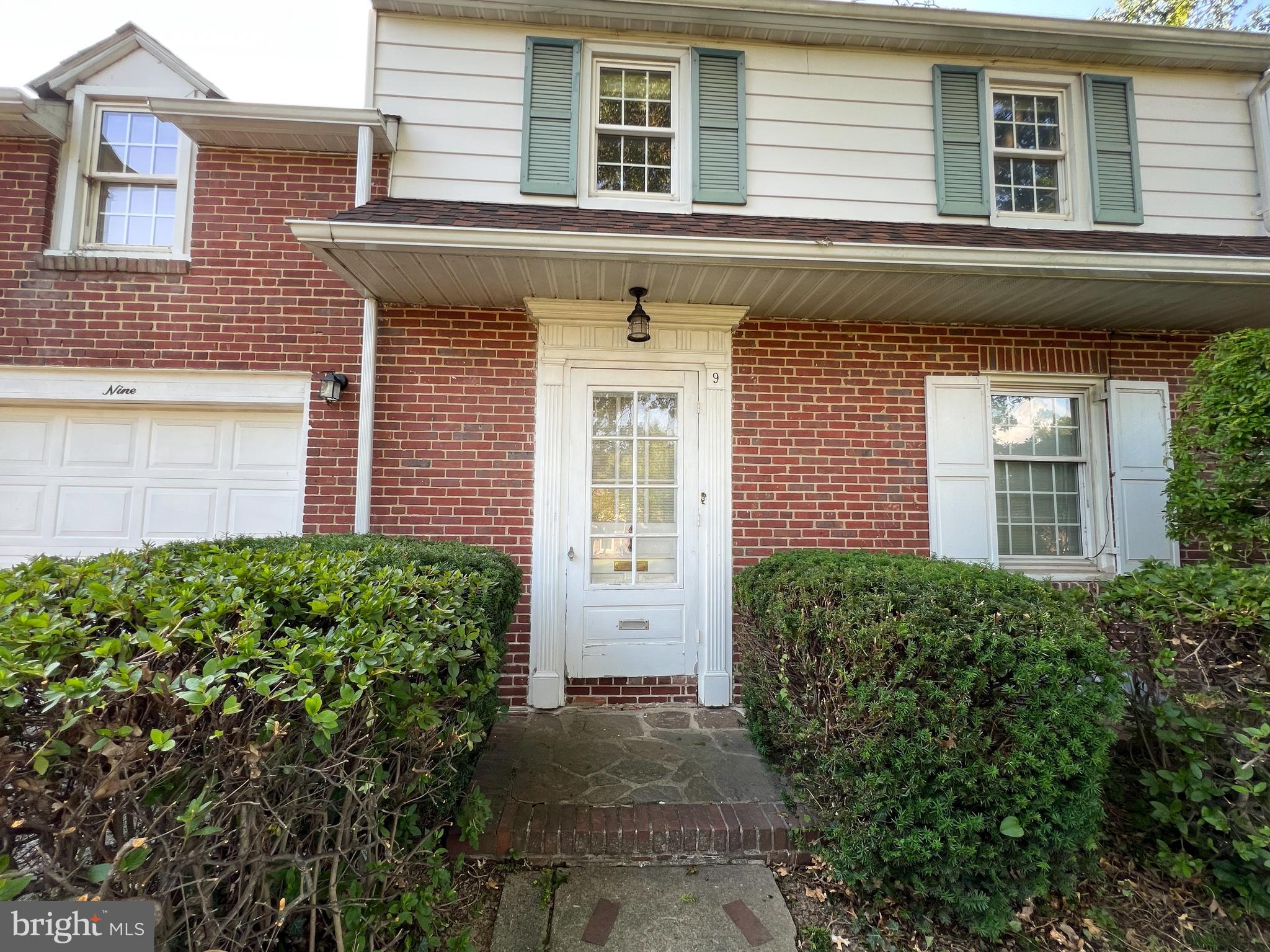 9 Riverside Dr