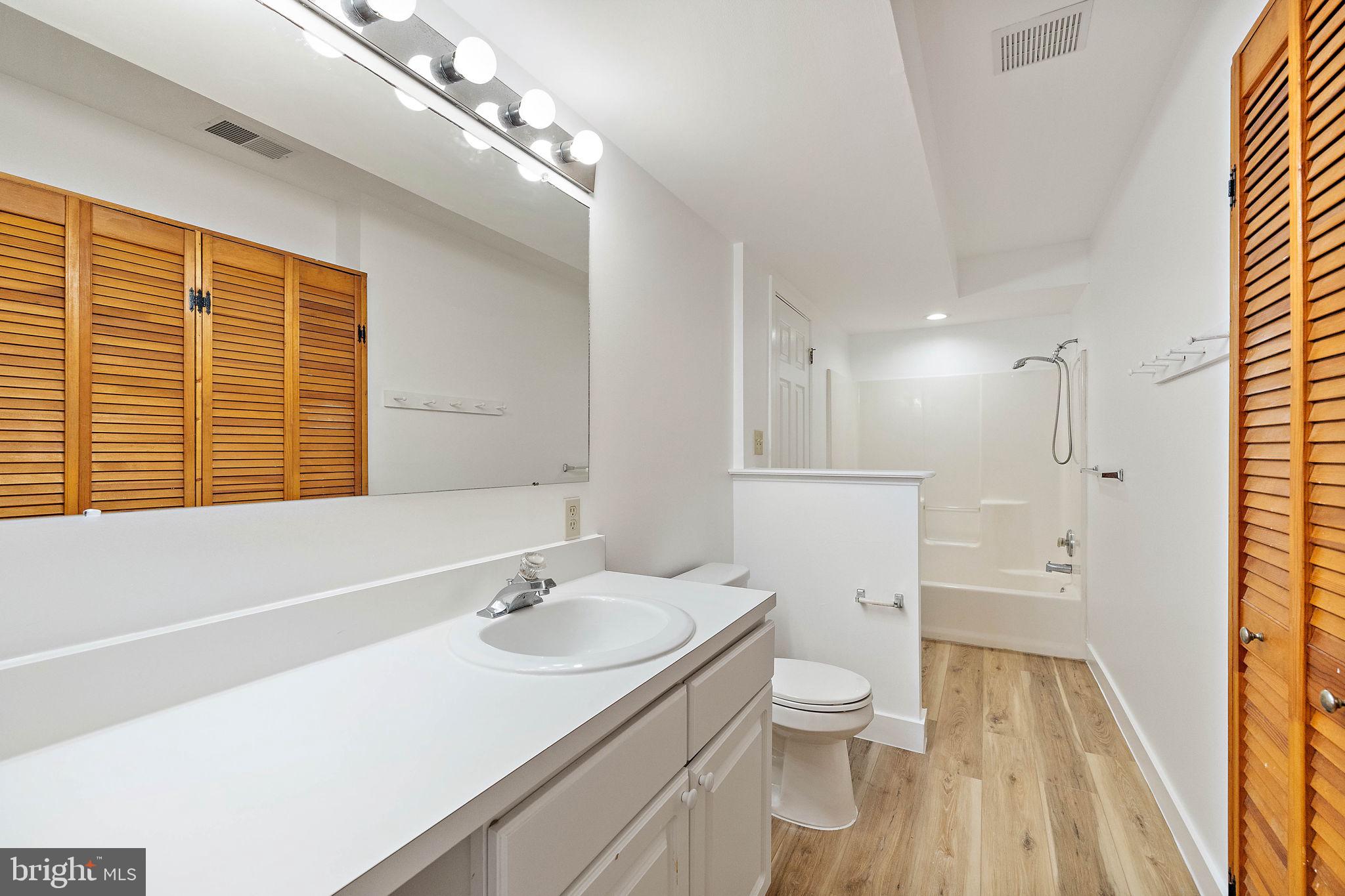 4002 Eastview Ln #4002