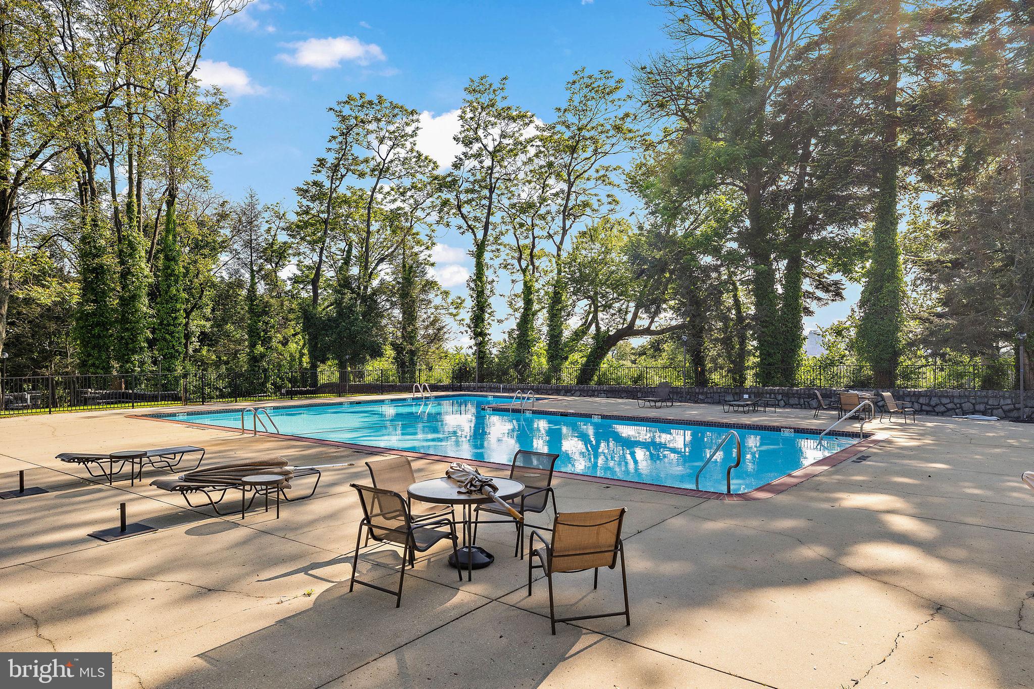 4002 Eastview Ln #4002