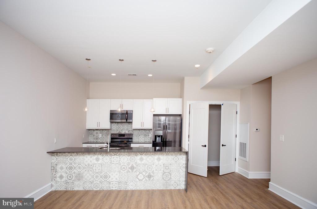 216 W 9TH ST #301