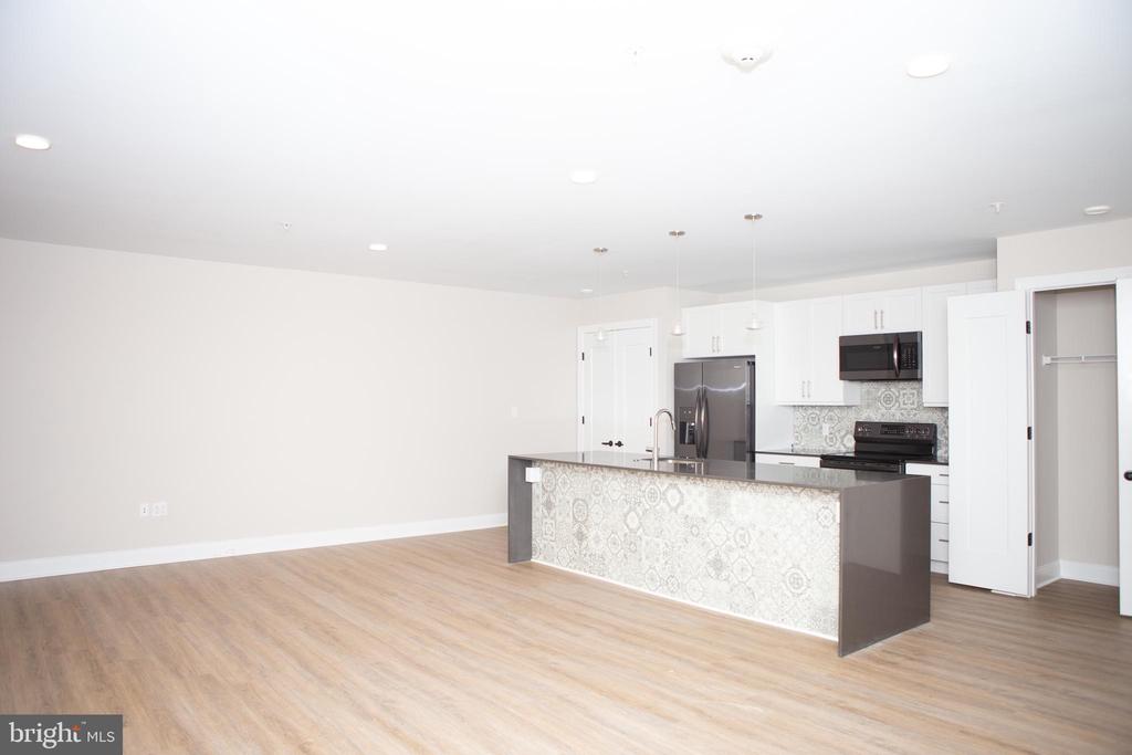 216 W 9TH ST #301