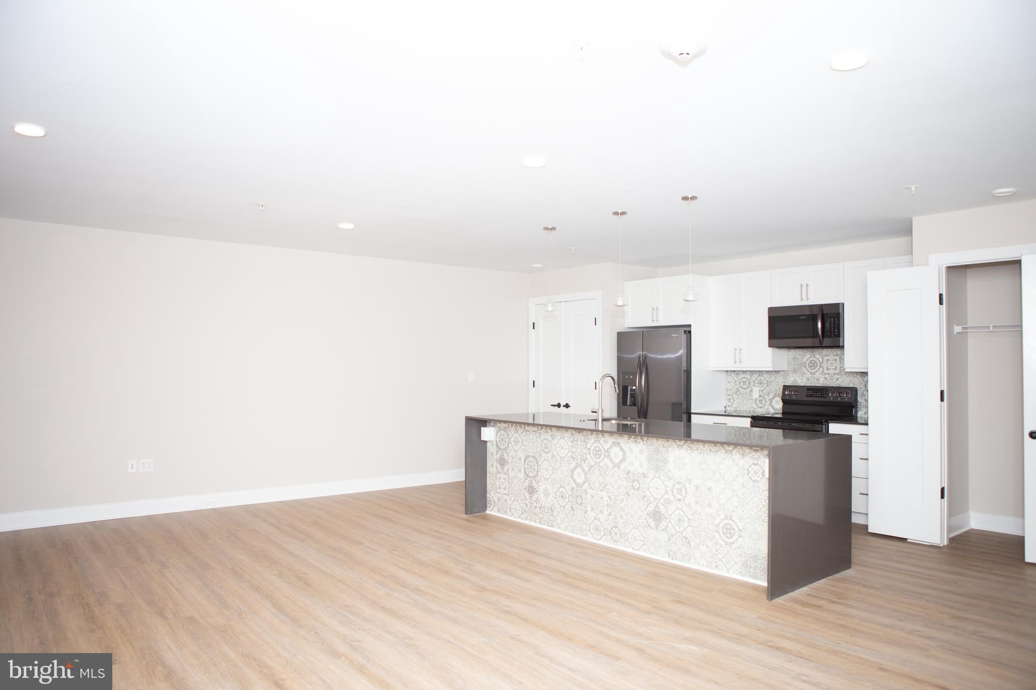 216 W 9TH ST #301