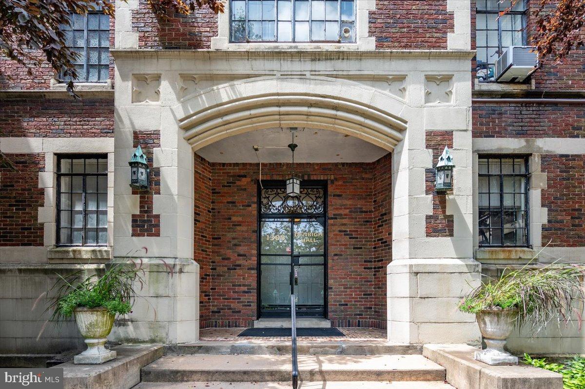 1305 Broom St #201