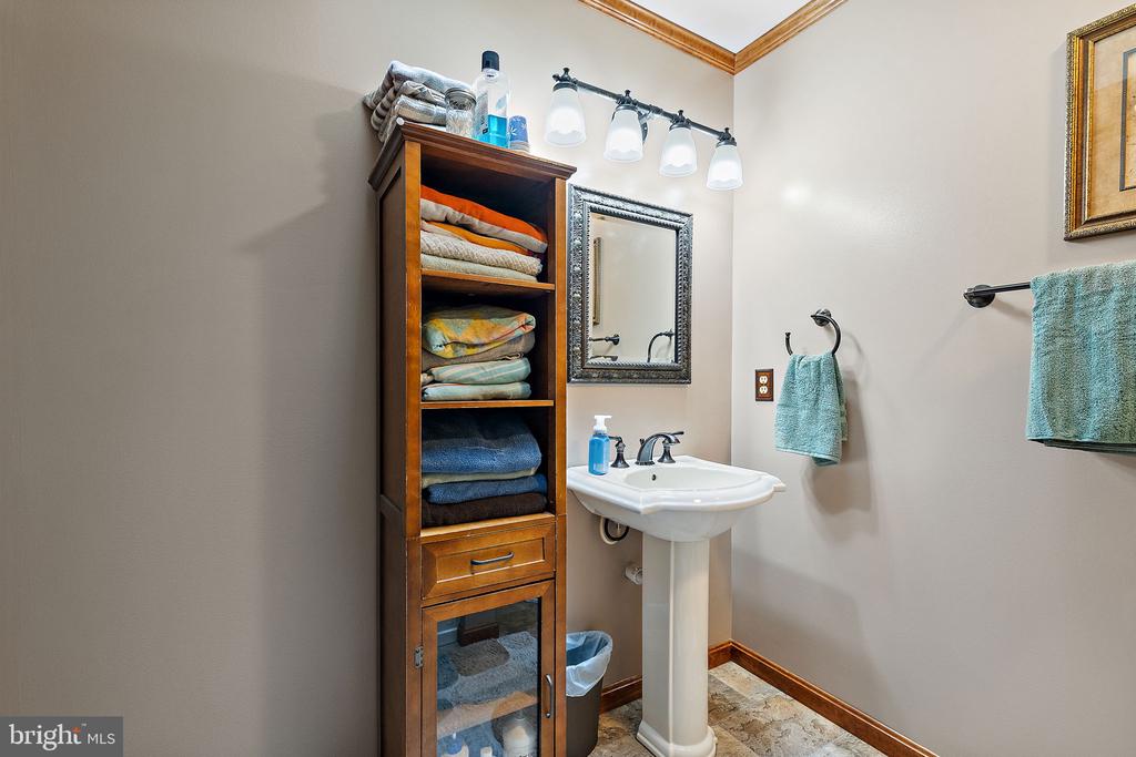 208 Manor Dr