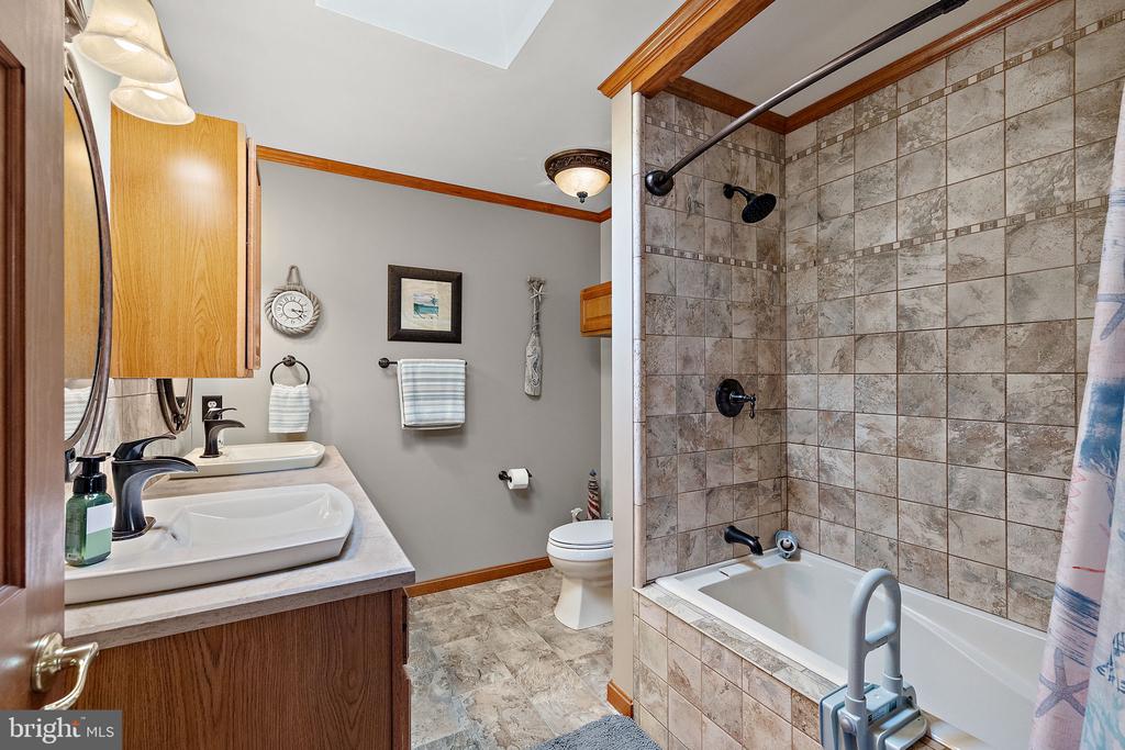 208 Manor Dr