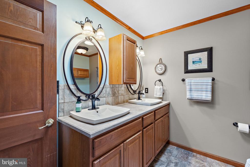 208 Manor Dr