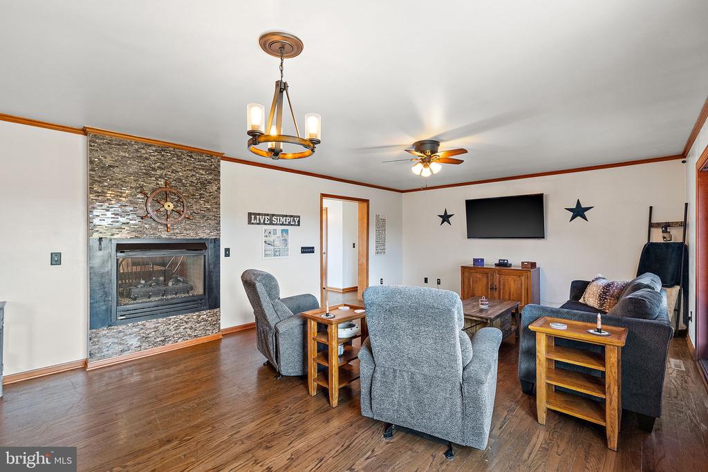 208 Manor Dr