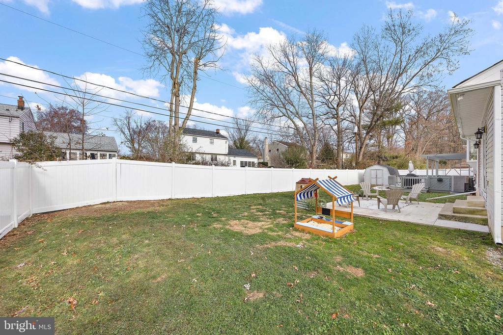 421 Roseanna Ave