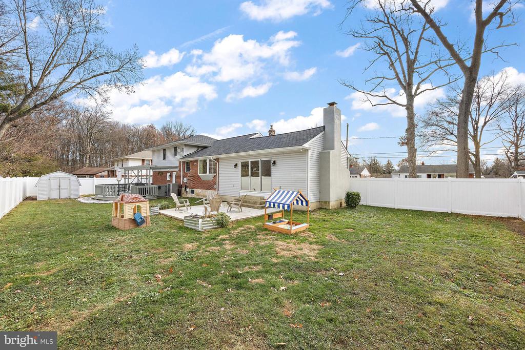 421 Roseanna Ave