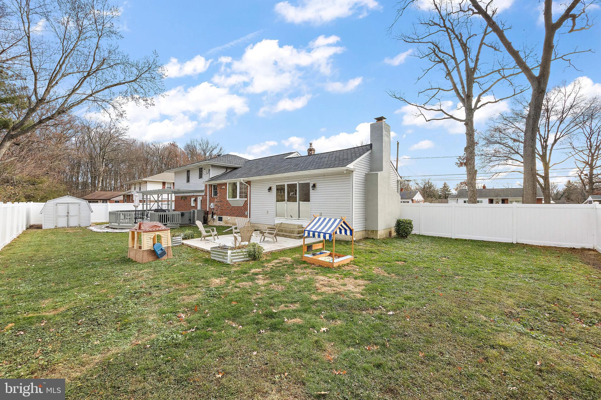 421 Roseanna Ave