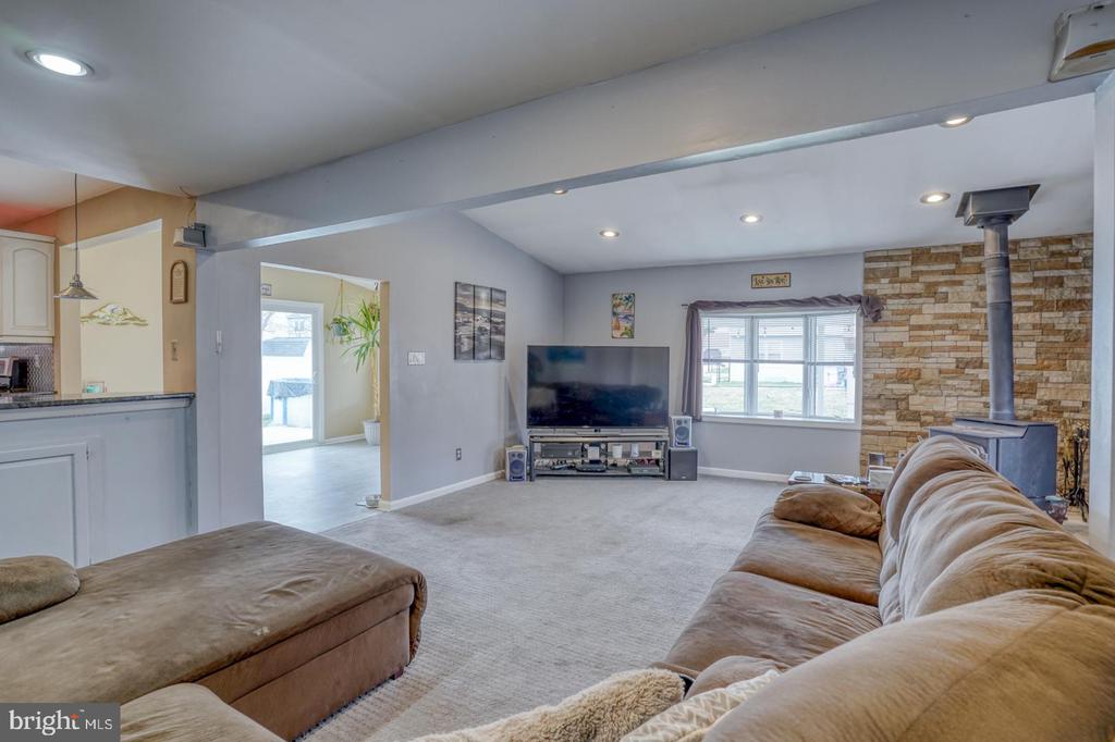 28 Lesley Ln