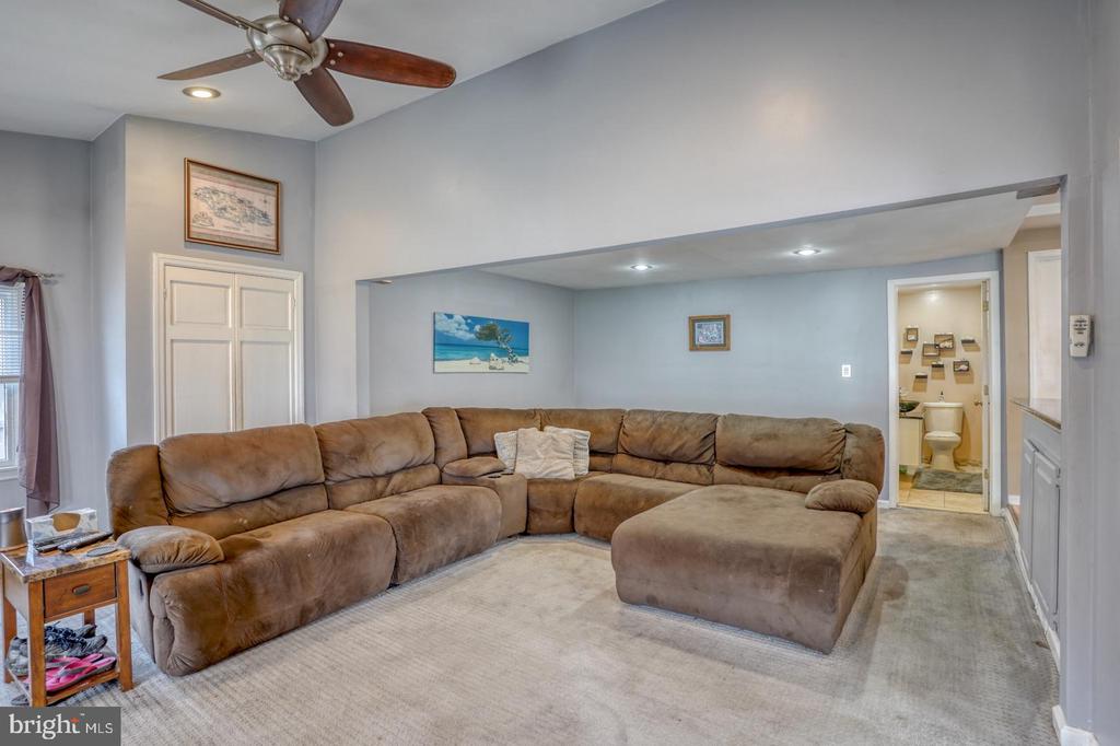 28 Lesley Ln